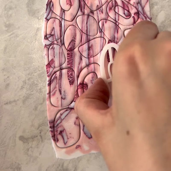 Découpe des formes à l'emporte-pièce dans la plaque d'argile