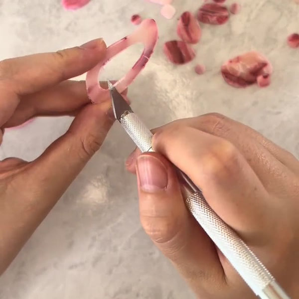 Finition des bords d'une pièce au scalpel