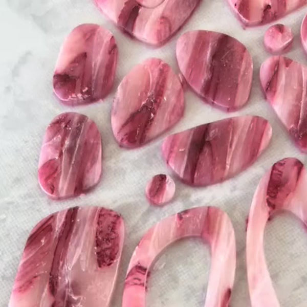 Pièces en argile polymère sur leur plaque de cuisson