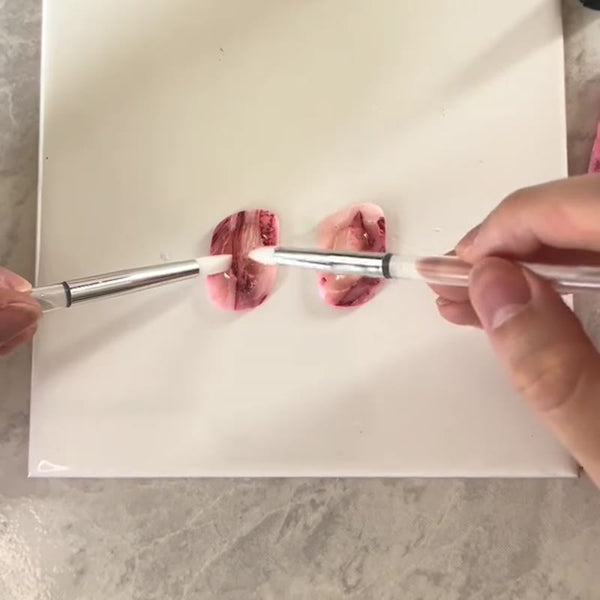 Pose de la résine au pinceau