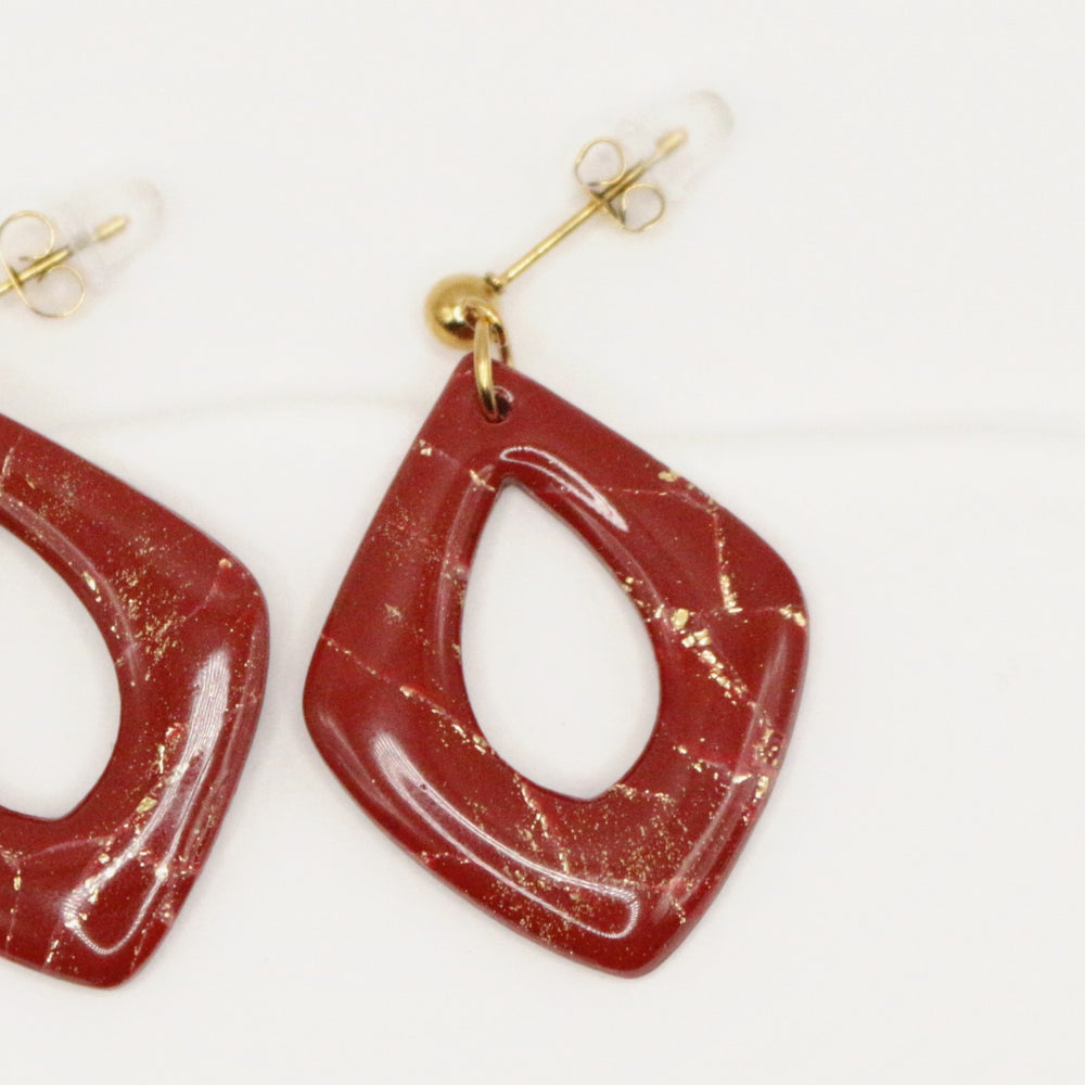 Boucles d'oreilles Bordeaux & Doré losange, gros plan