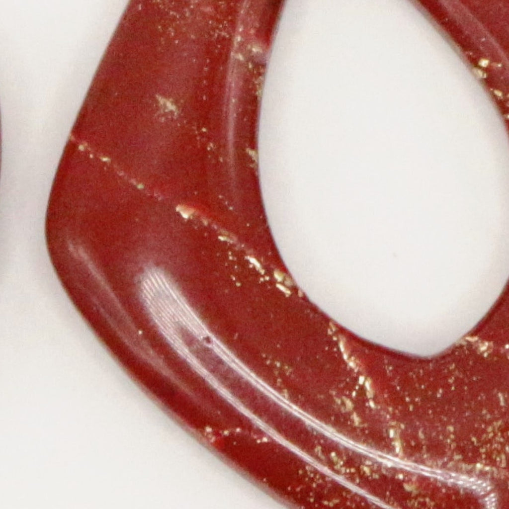 Boucles d'oreilles Bordeaux & Doré losange, détail de la matière et des éclats de feuille d'or
