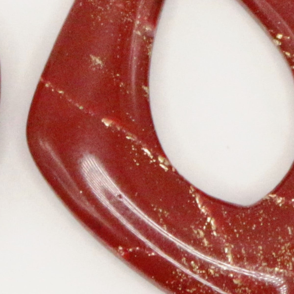 Boucles d'oreilles Bordeaux & Doré losange, détail de la matière et des éclats de feuille d'or