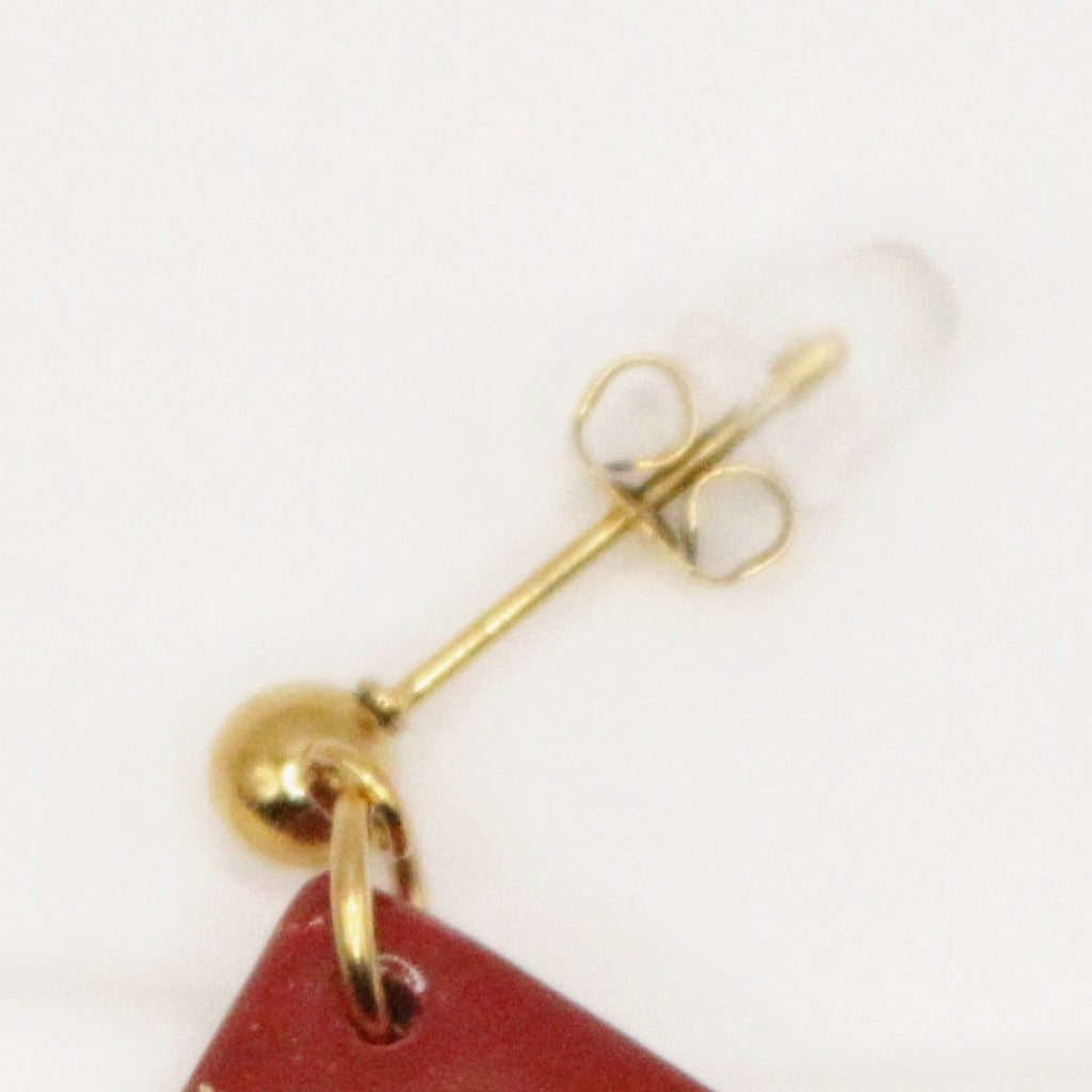 Boucles d'oreilles Bordeaux & Doré losange, détail de l'attache en acier inoxydable