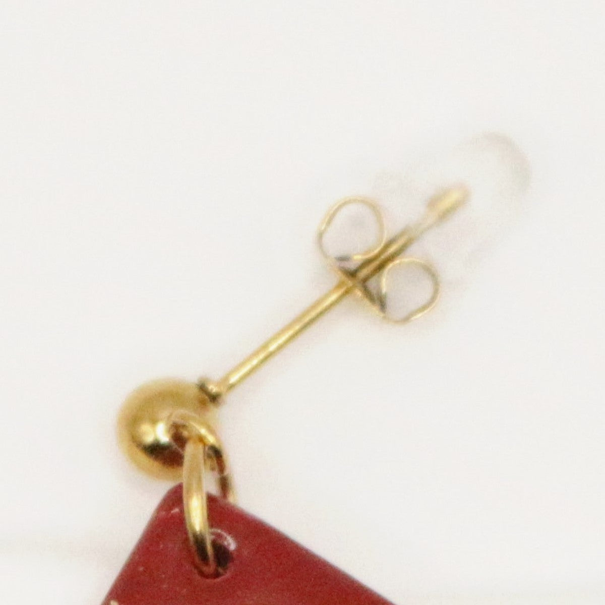 Boucles d'oreilles Bordeaux & Doré losange, détail de l'attache en acier inoxydable