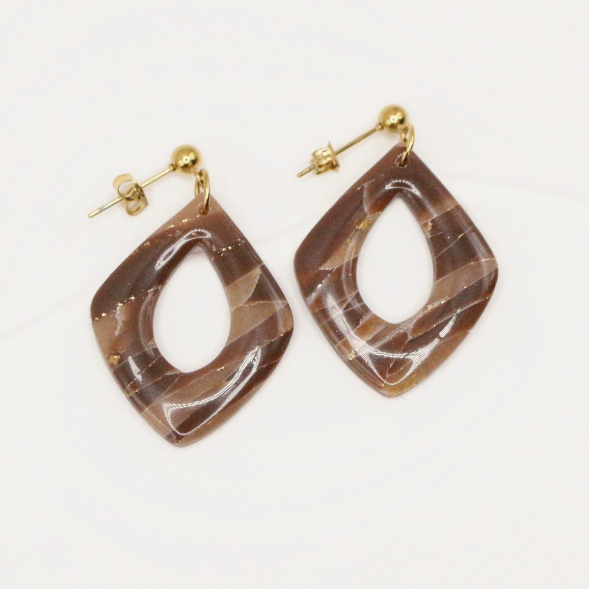 Boucles d'oreilles Chocolat losange, finition dorée – bijou en argile polymère fait main par Muage Paris