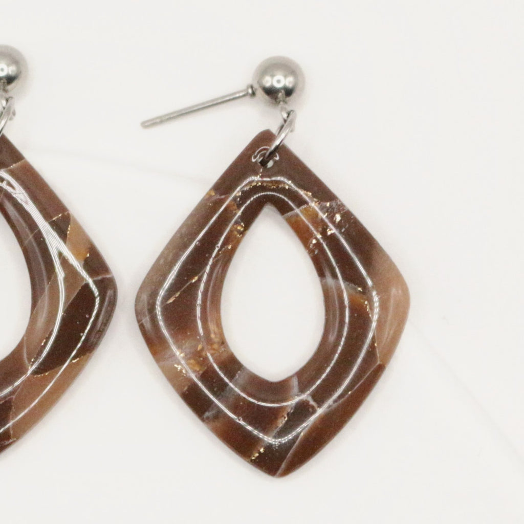 Boucles d'oreilles Chocolat losange, gros plan