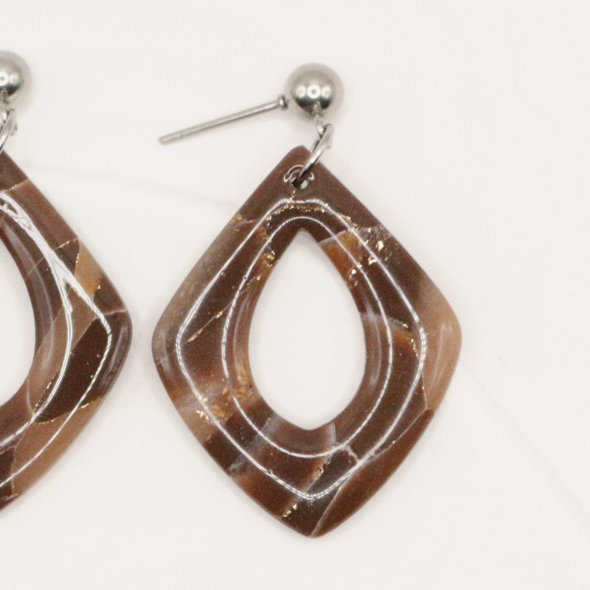 Boucles d'oreilles Chocolat losange, gros plan