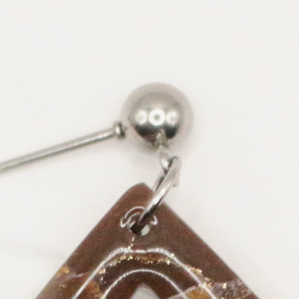Boucles d'oreilles Chocolat losange, détail de l'attache en acier inoxydable