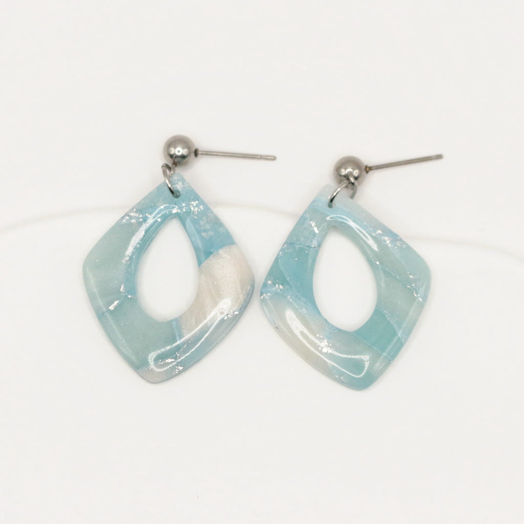 Boucles d'oreilles Givre losange, finition argentée – bijou en argile polymère fait main par Muage Paris