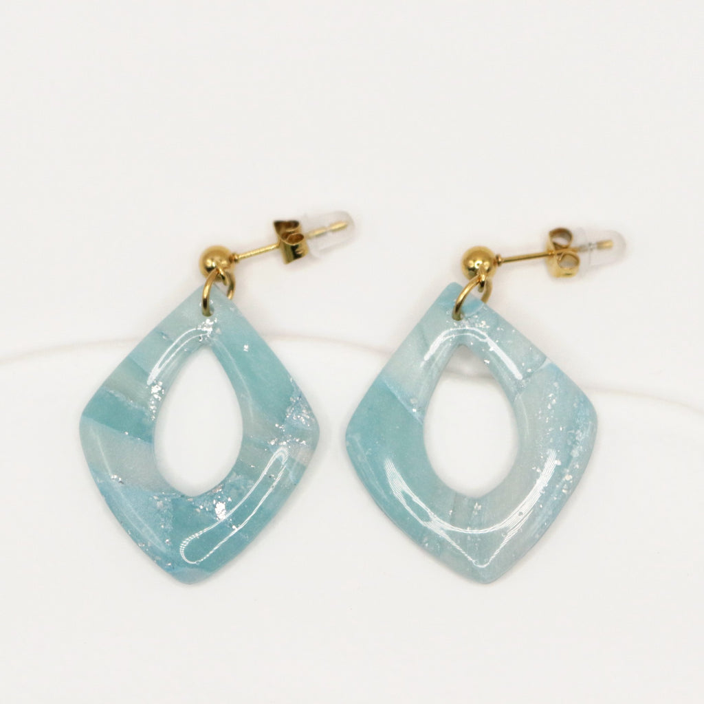 Boucles d'oreilles Givre losange, finition dorée – bijou en argile polymère fait main par Muage Paris