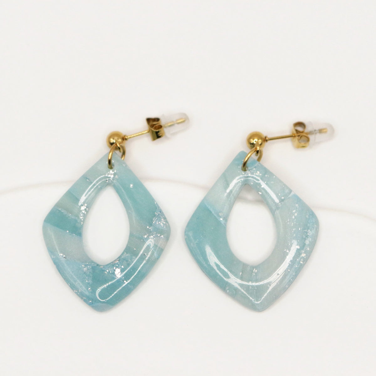Boucles d'oreilles Givre losange, finition dorée – bijou en argile polymère fait main par Muage Paris