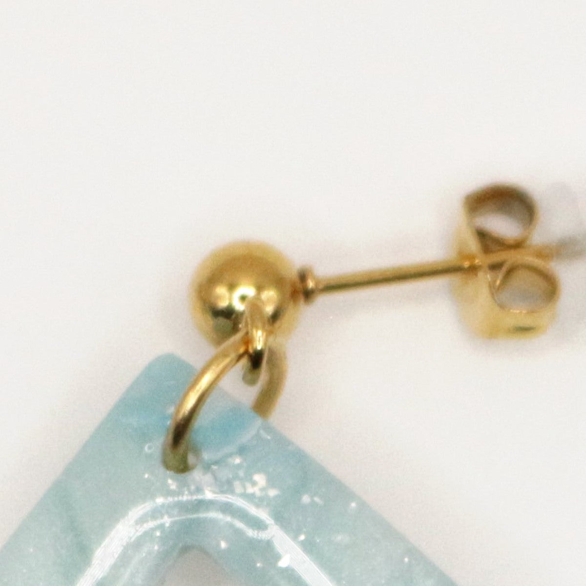 Boucles d'oreilles Givre losange, détail de l'attache en acier inoxydable