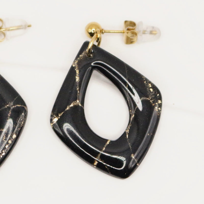 Boucles d'oreilles Noir & Doré losange, gros plan