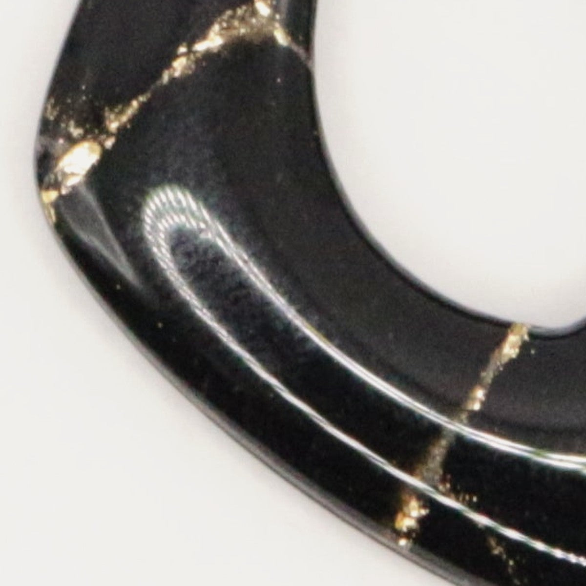 Boucles d'oreilles Noir & Doré losange, détail de la matière et des éclats de feuille d'or
