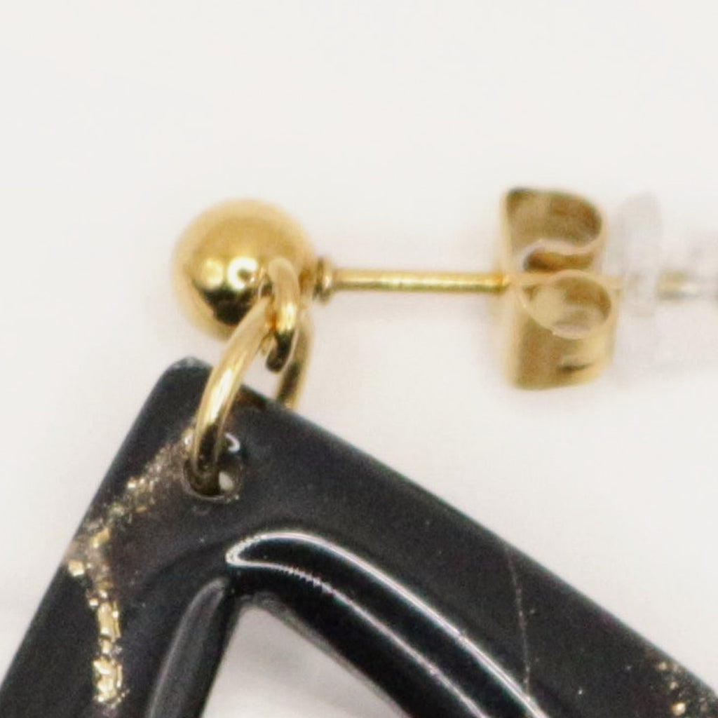 Boucles d'oreilles Noir & Doré losange, détail de l'attache en acier inoxydable