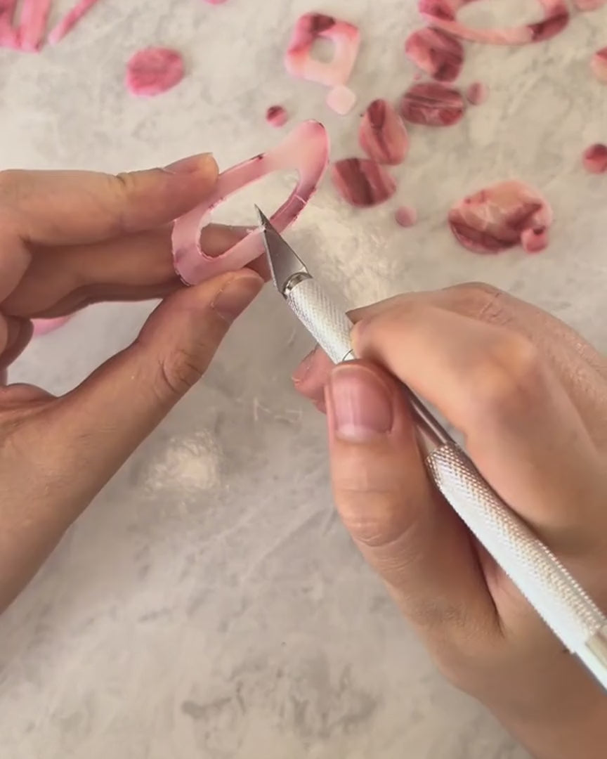 Finitions à la main des bijoux Muage dans l'atelier